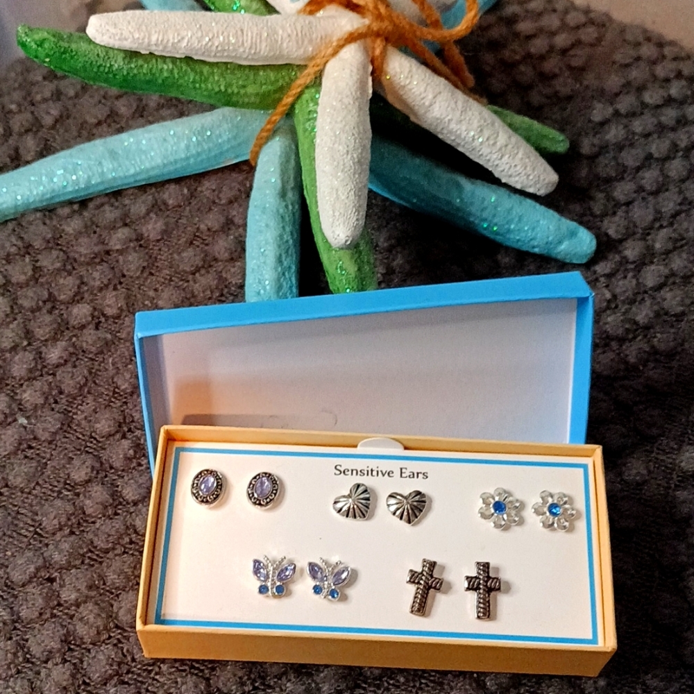 Bay Studio 5 Pairs of Earrings NWT ❤️❤️❤️